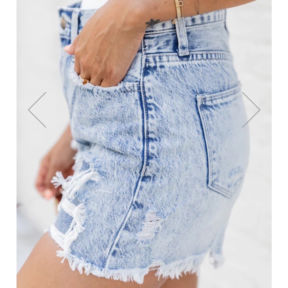 SIZE MEDIUM HIGH RISE DISTRESSED ACID WASH DENIM SHORTS - Picture 2 of 6
